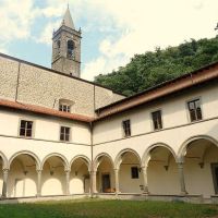 800px-Pontremoli-chiesa_Annunziata-chiostro.jpg
